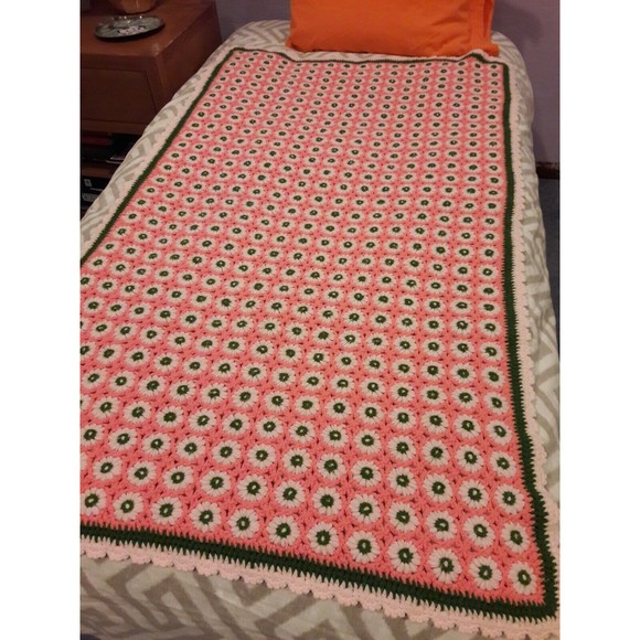 Vintage Crochet Pink Green Daisy Afghan Boho Blanket Lilly 70s Afghan - Picture 4 of 6